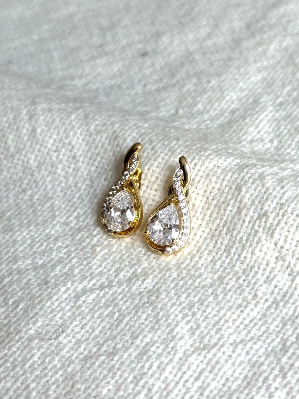 NEW! Gold Plated Teardrop Cubic Zirconia Stud Earrings - Elegant Women Jewelry - Picture 3 of 4